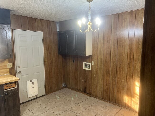 Building Photo - 3 Bed 1 Bath Duplex