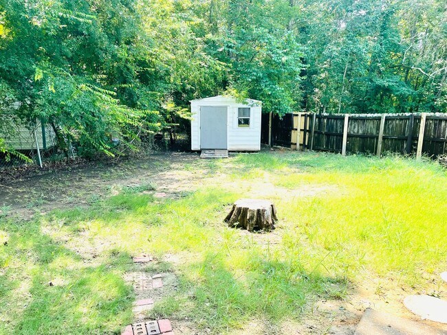 Building Photo - ** 4 bed 2 bath located off Narrow Lane **...
