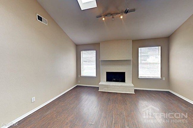 Foto del edificio - 8301 Silver Creek Rd