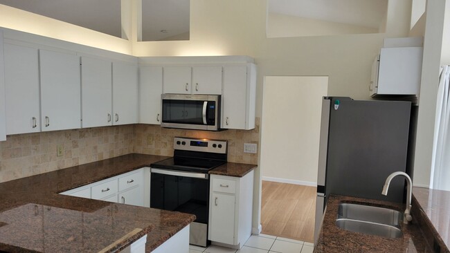Building Photo - PENDING LEASE-Annual unfurnished 4/2 SFH i...