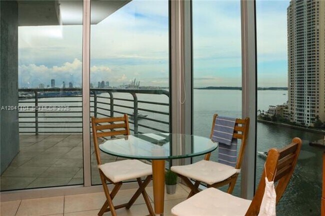 Foto del edificio - 325 S Biscayne Blvd
