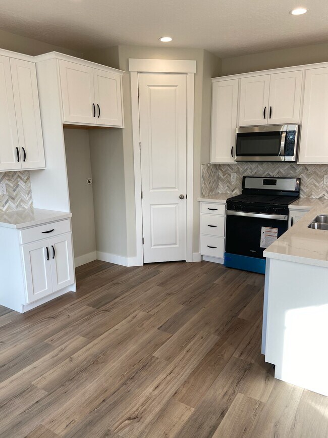 Kitchen - 1624 N Westview Ln
