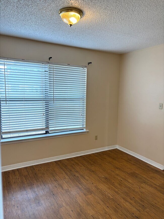 Building Photo - Convenient Northeast location!