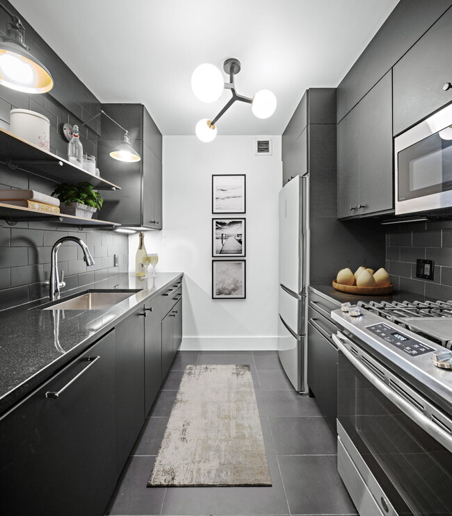 Building Photo - 516 W 47th St
