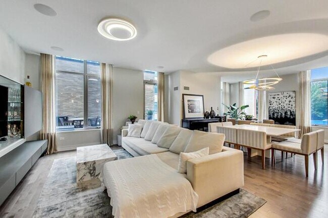 Foto del edificio - 540 W Webster Ave