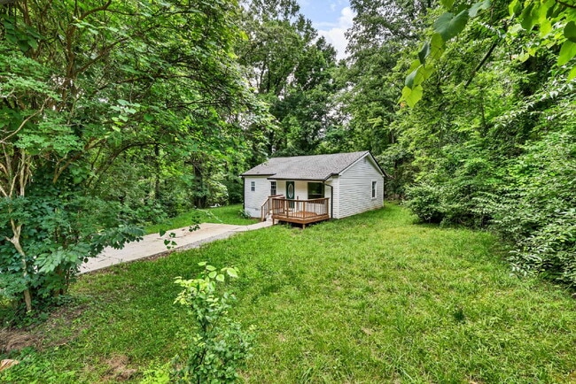 Building Photo - Charming 2-bed 1-bath home minutes from shopping, APSU, and dining.