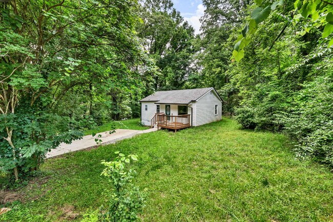 Foto del edificio - Charming 2-bed 1-bath home minutes from shopping, APSU, and dining.