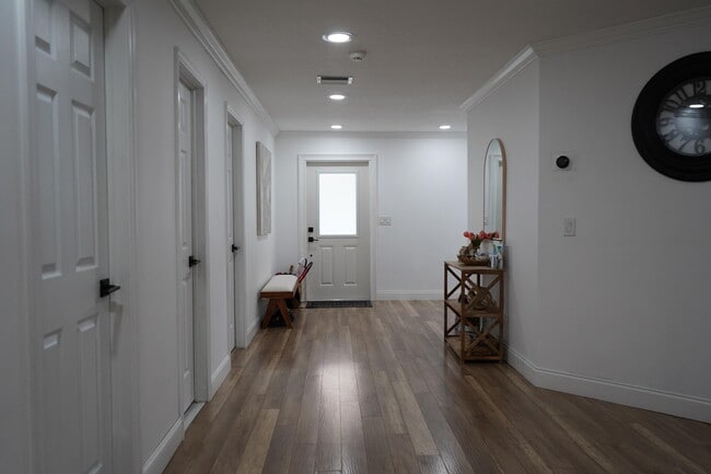 Building Photo - 7131 Oakmont Dr