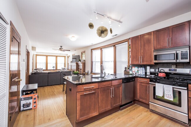Foto del edificio - HUGE Condo Quality 3bed/1bath in Bucktown!  Central Air! In-unit Laundry! Private Deck!