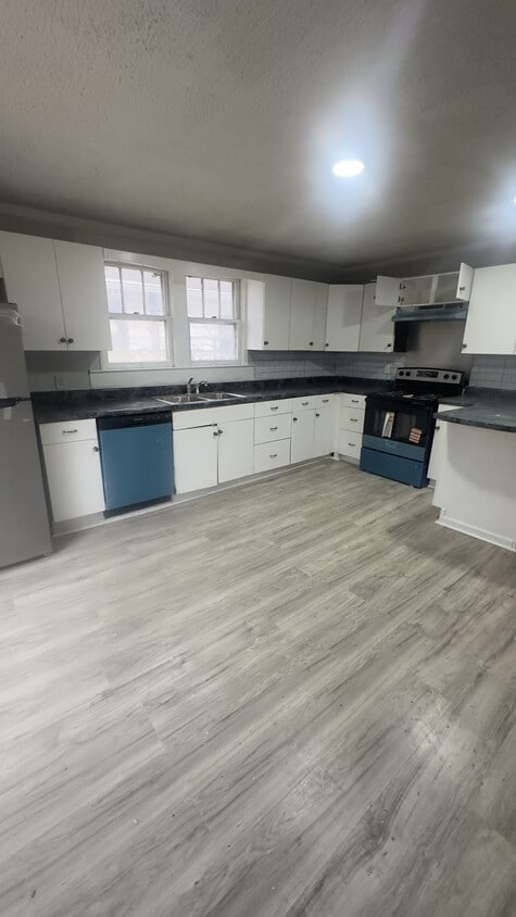 Building Photo - 323 W 22nd St