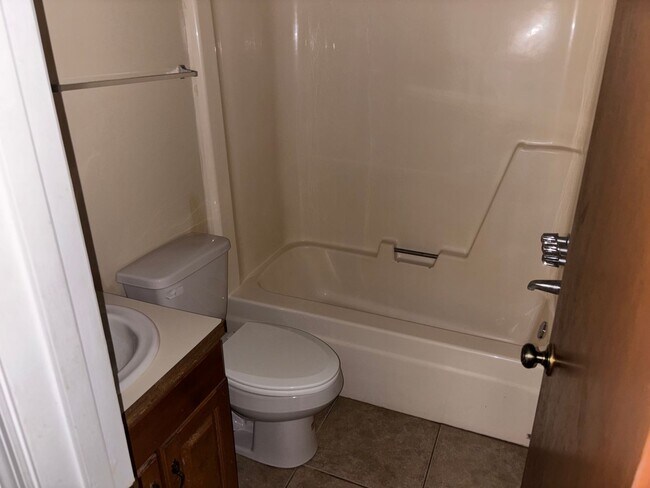 Foto del edificio - Cedar Chase Duplex Available August!