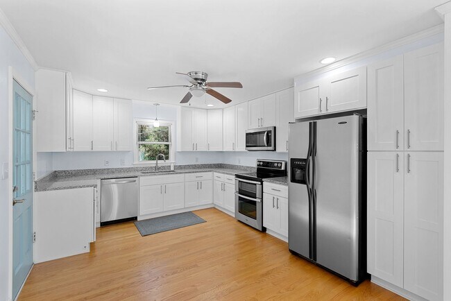 Foto del edificio - Charming 3-Bedroom Home with Updated Featu...