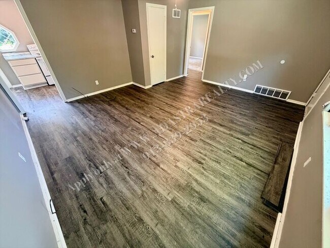 Building Photo - Cute 3 Bed 1 Bath in Raytown-Available NOW!!
