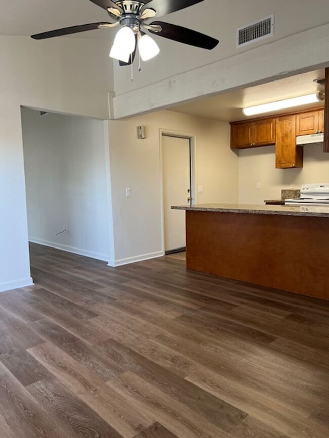 Building Photo - REMODELED 2 BED DUPLEX WITH PRIVATE YARD!!