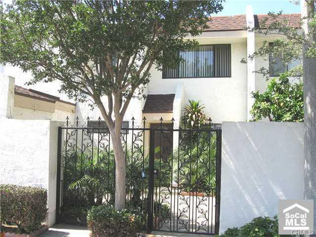 Primary Photo - 3bed/1.5ba End Unit with Private Backyard ...