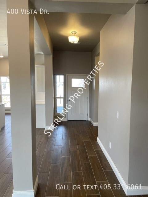 Building Photo - 400 Vista Dr