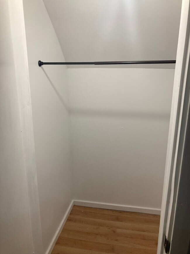 Building Photo - Charming 1BR Apartment - Close to Downtown...