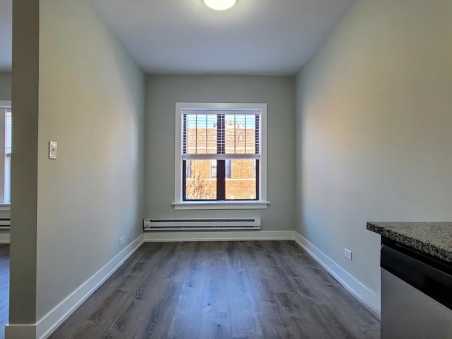 Building Photo - 628 W Cornelia Ave