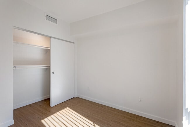 1 habitación, 1 baño - 580 pies cuadrados - Habitación - Blossom Valley Senior Apartments