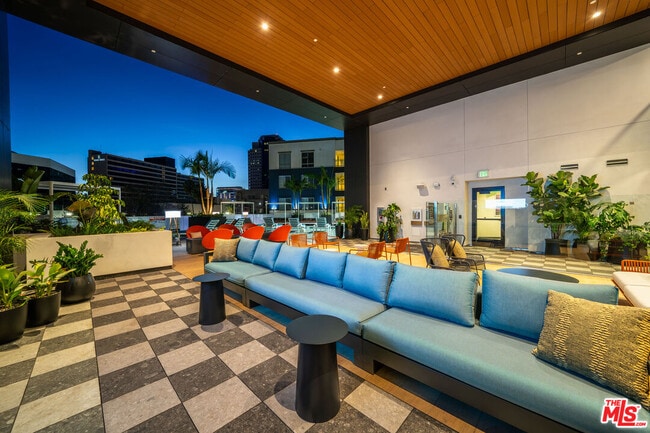 Foto del edificio - 250 E Broadway