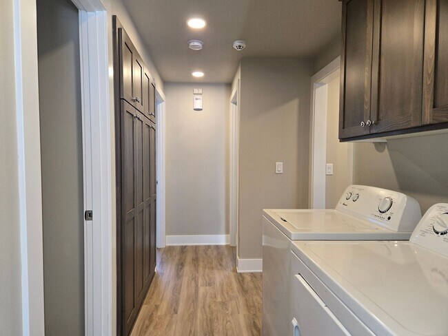 Foto del edificio - Newly Remodeled 2-Bedroom, 1-Bath Close to...