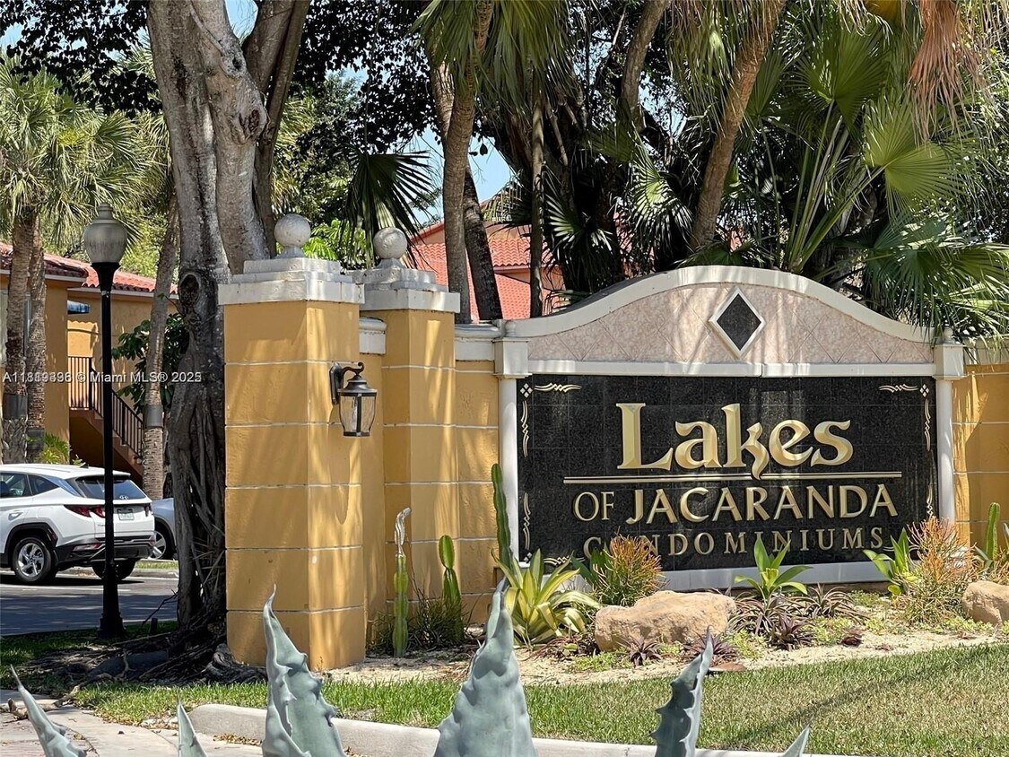 Foto principal - 10717 Cleary Blvd