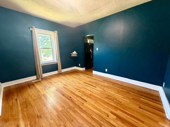 Building Photo - Centrally located 2 bedroom 1 bath house