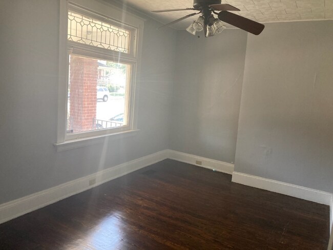 Building Photo - 206 Oak St