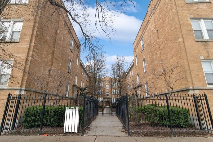 Building Photo - 611 W Briar Pl