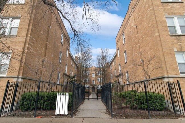 Photo - 611 W Briar Pl Apartment