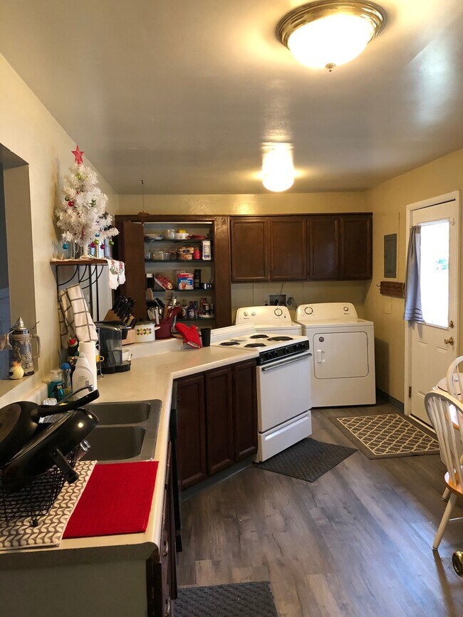 Building Photo - 405 N Hillsdale Dr
