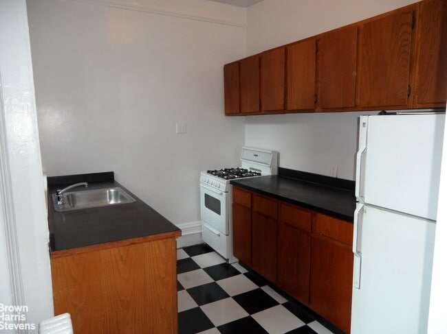Building Photo - Big Bright Prewar One Bedroom