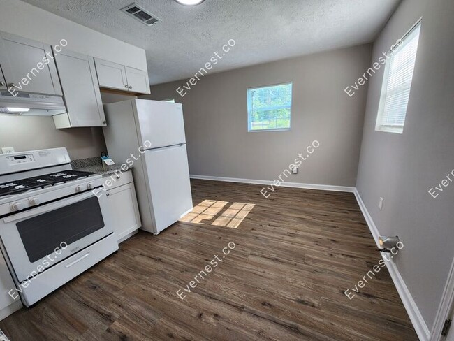 Building Photo - 4222 Sunset Dr