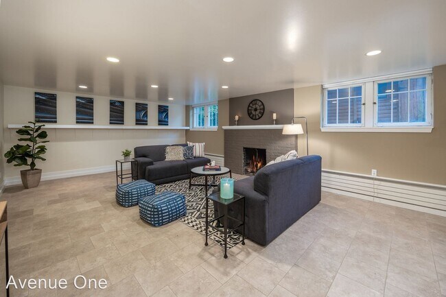 Foto del edificio - 2 br, 1.5 bath House - 2105 E Hamlin St.