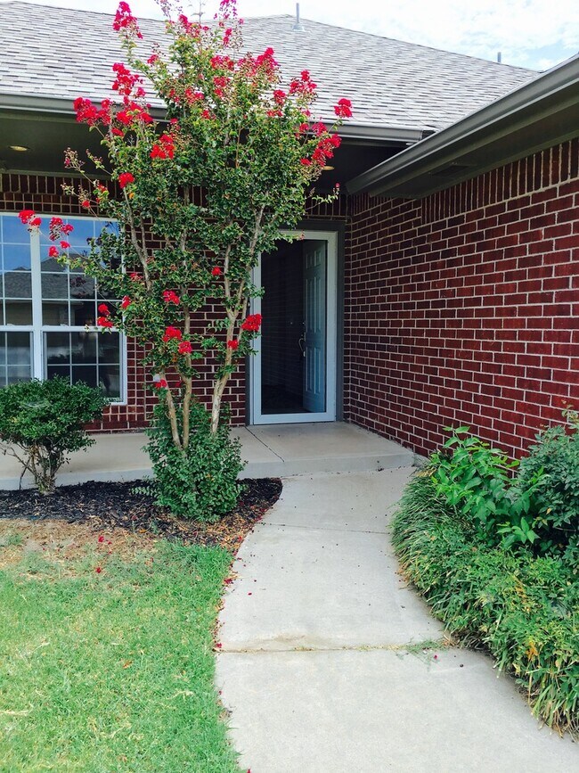 Building Photo - Spacious Home in Moore School District!