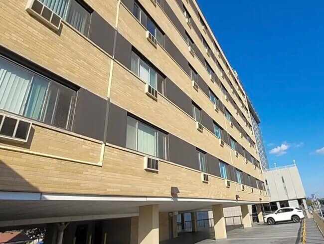 Foto del edificio - 7300 W North Ave