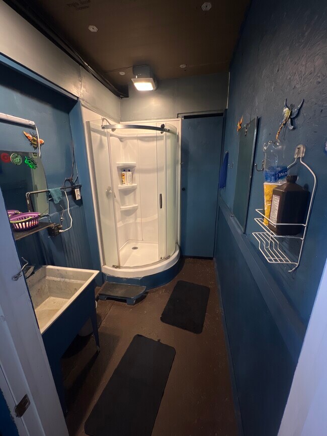 Ducha/lavabo compartido - 44 E Bacon St