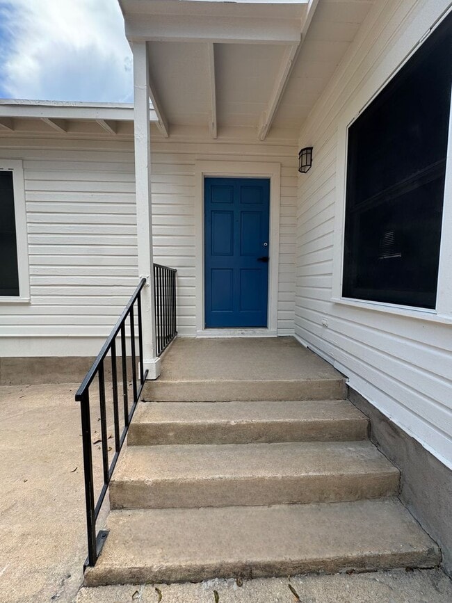 Building Photo - North Campus Charming 2 Bedroom