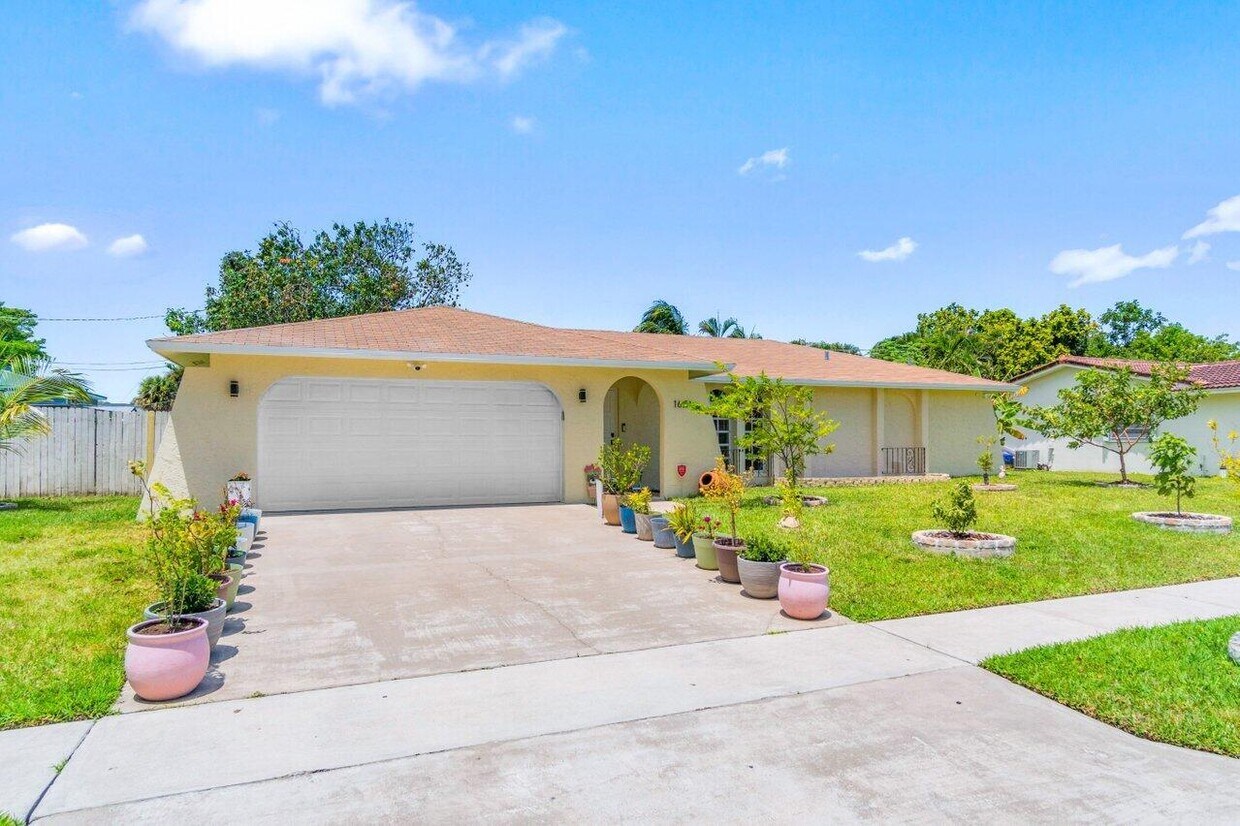 Foto principal - 1681 NW 8th St