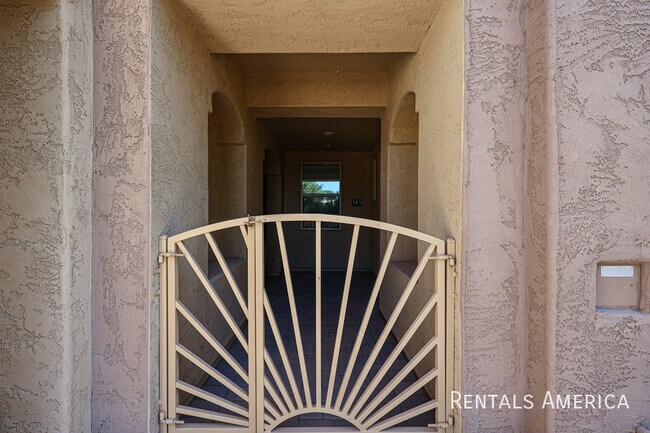 Building Photo - Charming 2-bedroom, 2 bath Condo