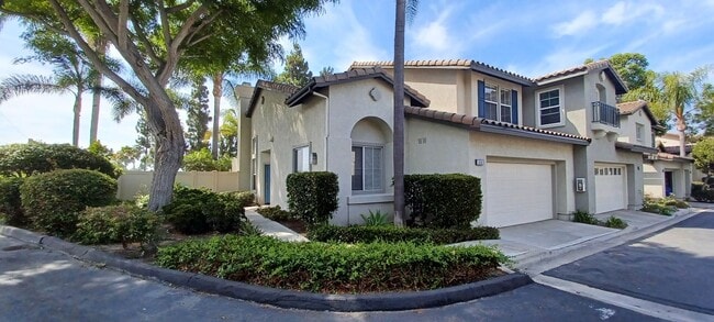 Building Photo - Bright And Airy End Unit In Gated Sanderling Community