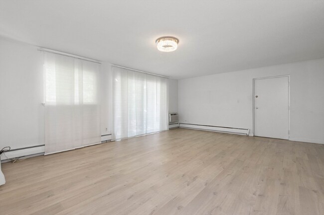 Building Photo - 11 Crescent Dr