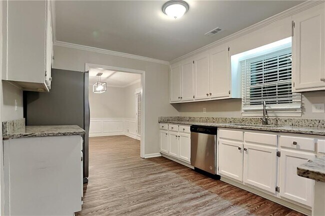 Building Photo - 2245 Huntington Dr
