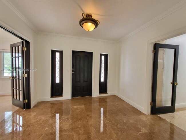 Building Photo - 825 Cremona Ave