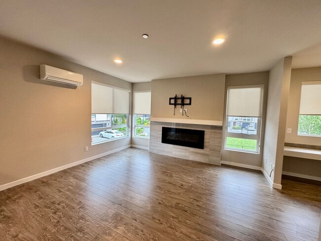 Building Photo - Village Crest Townhome!!!
