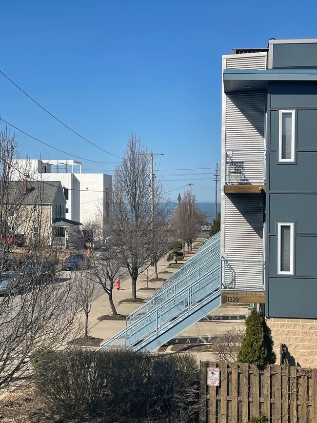 Foto del edificio - 1239 W 67th St