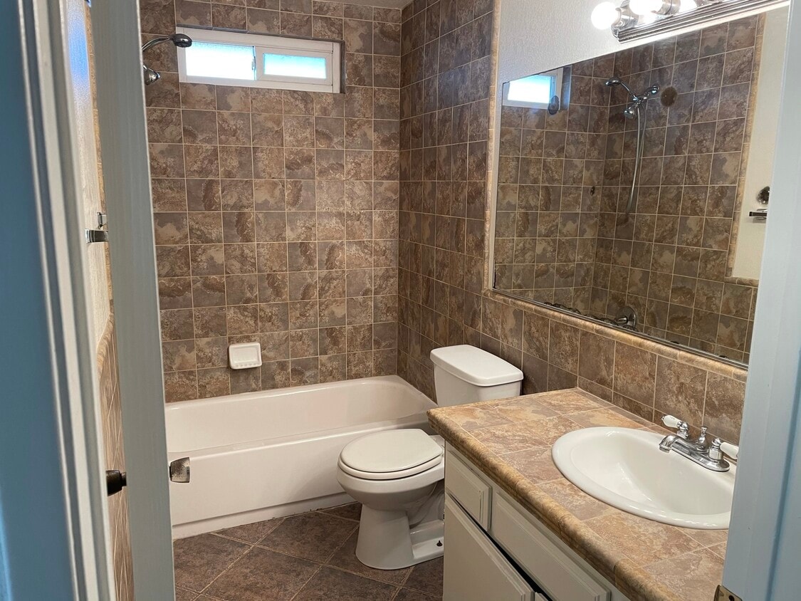 21625 Bear Valley Rd Unit B, Apple Valley, CA 92308 21625 Bear