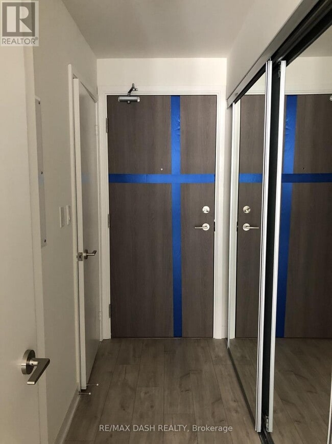 Building Photo - 576 Front St W