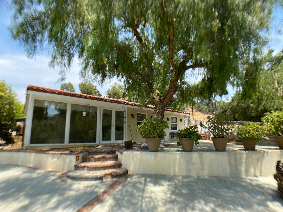 Foto principal - 9922 Sunland Blvd