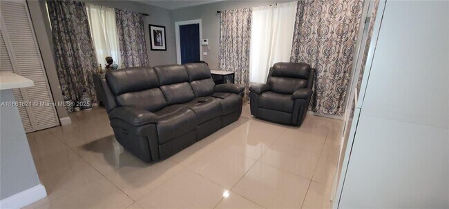 Foto del edificio - 7636 Miramar Pkwy